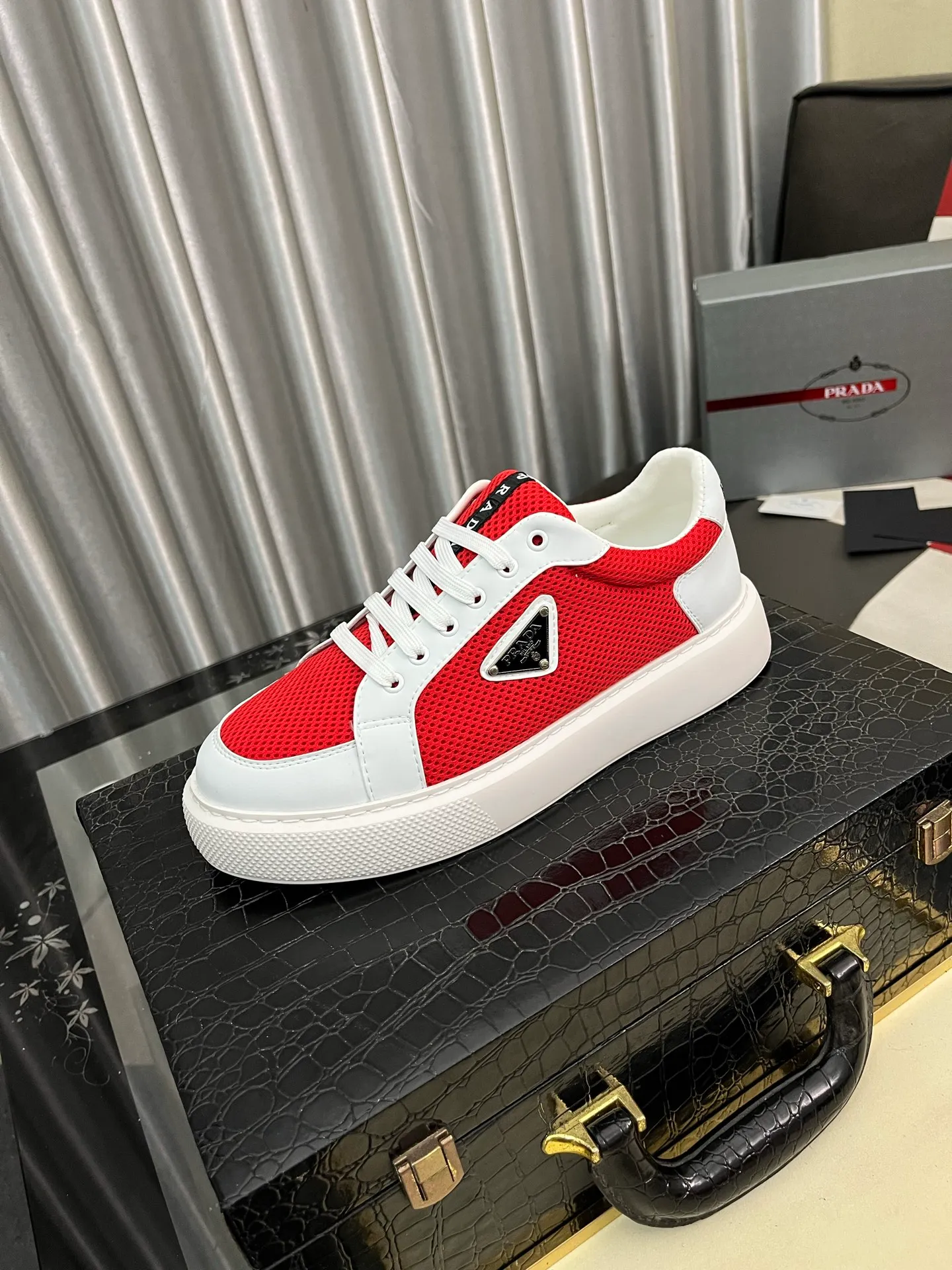 Men's men's shoes💰580⌚️⌚️Prada Prada early spring new model, top original quality, Prada casual sports shoes, made of imported solid color patent leather, spliced mesh cowhide upper, three-dimensional geometric segmentation, multi-color splicing, fashionable and generous, soft, comfortable and breathable. The tongue is decorated with classic letter logo, with fabric lining, cowhide foot pads, matched with P family's exclusive rubber outsole, upper material, breathable knitted fabric imported from Italy The delicate texture is super high-end! Fetal cowhide lining, super soft and comfortable, original molded outsole Size: 38-446️⃣ colors available
